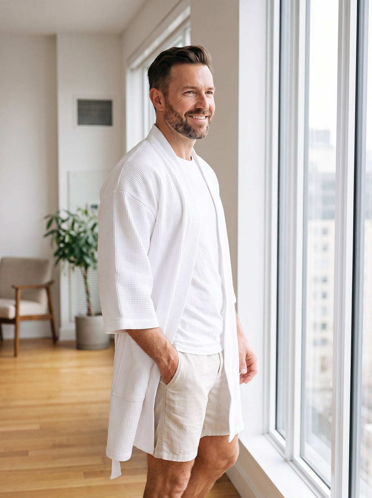 Peignoir kimono blanc porté dans un intérieur moderne, allure décontractée