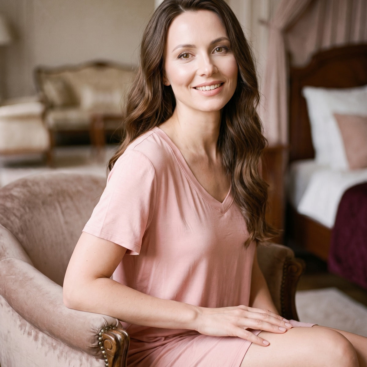 Nuisette courte rose en modal portee, sourire et lumiere boudoir