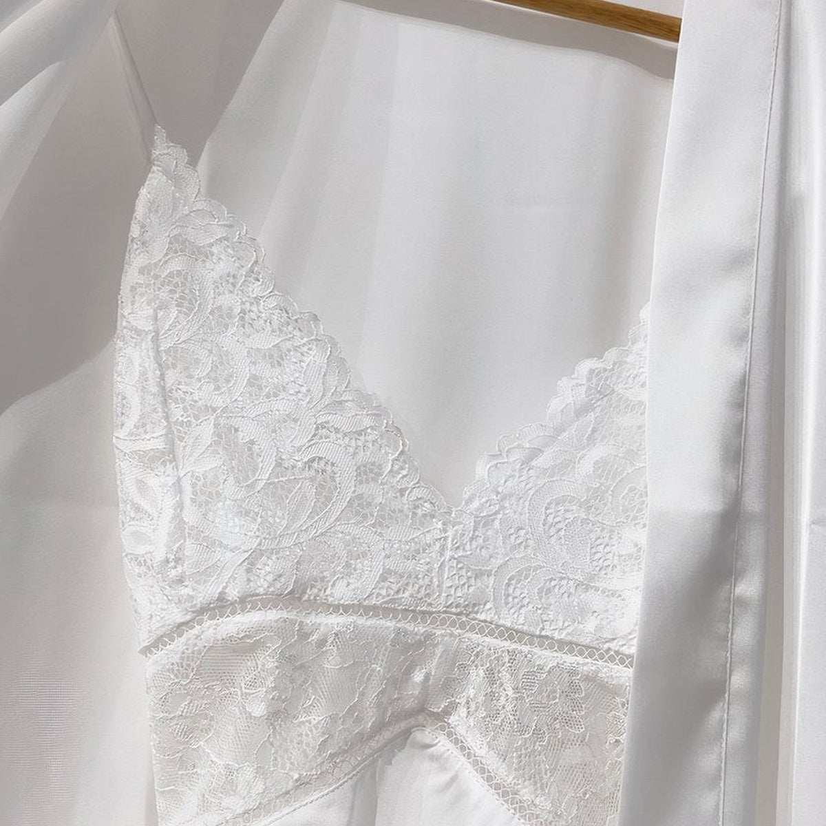 Dentelle de la nuisette blanche sous le kimono Image