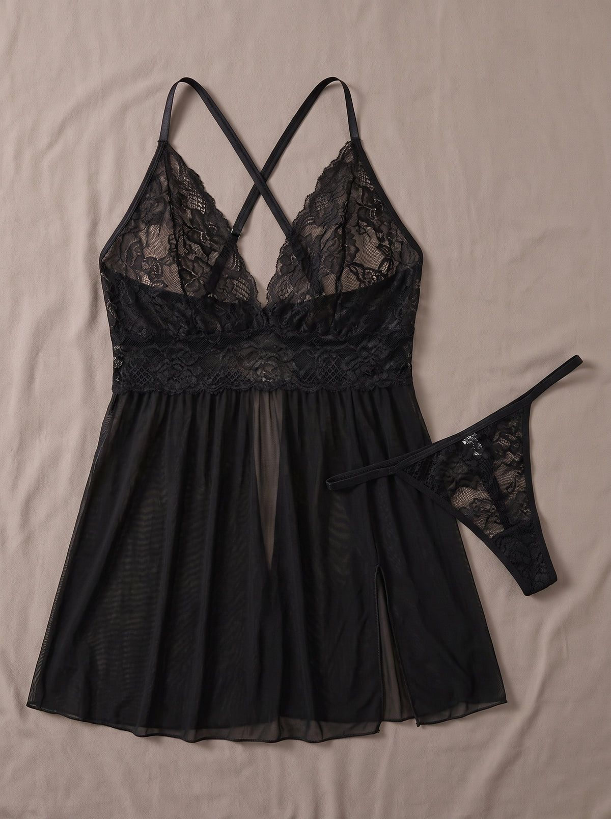 Ensemble nuisette noire transparente à dos croisé et string assorti posés à plat