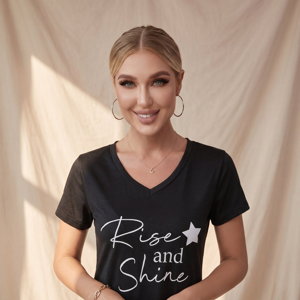 Portrait du modele portant la nuisette noire message Rise and Shine, chignon et bijoux dores