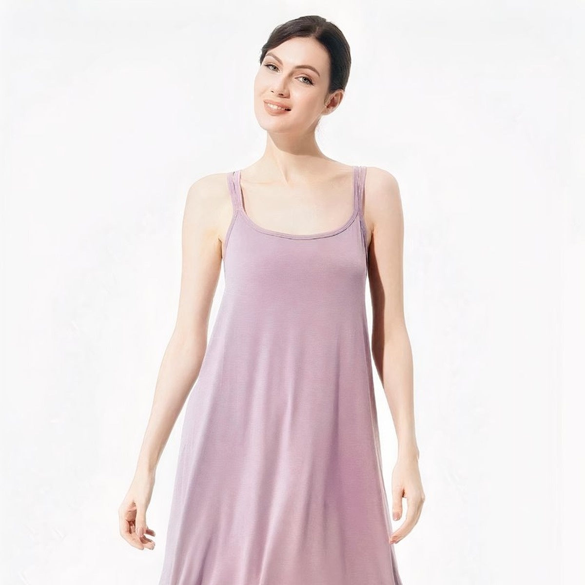 Portrait de femme souriante en nuisette courte violette, encolure ronde et bretelles fines Image