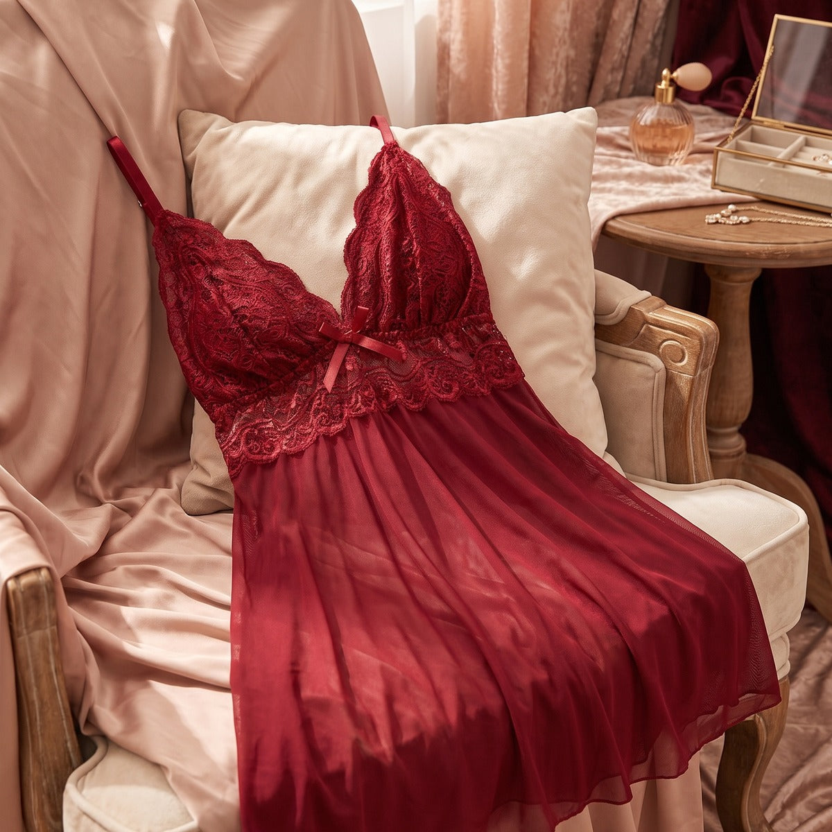 Ambiance boudoir feutrée, nuisette rouge en dentelle, lumière tamisée Image