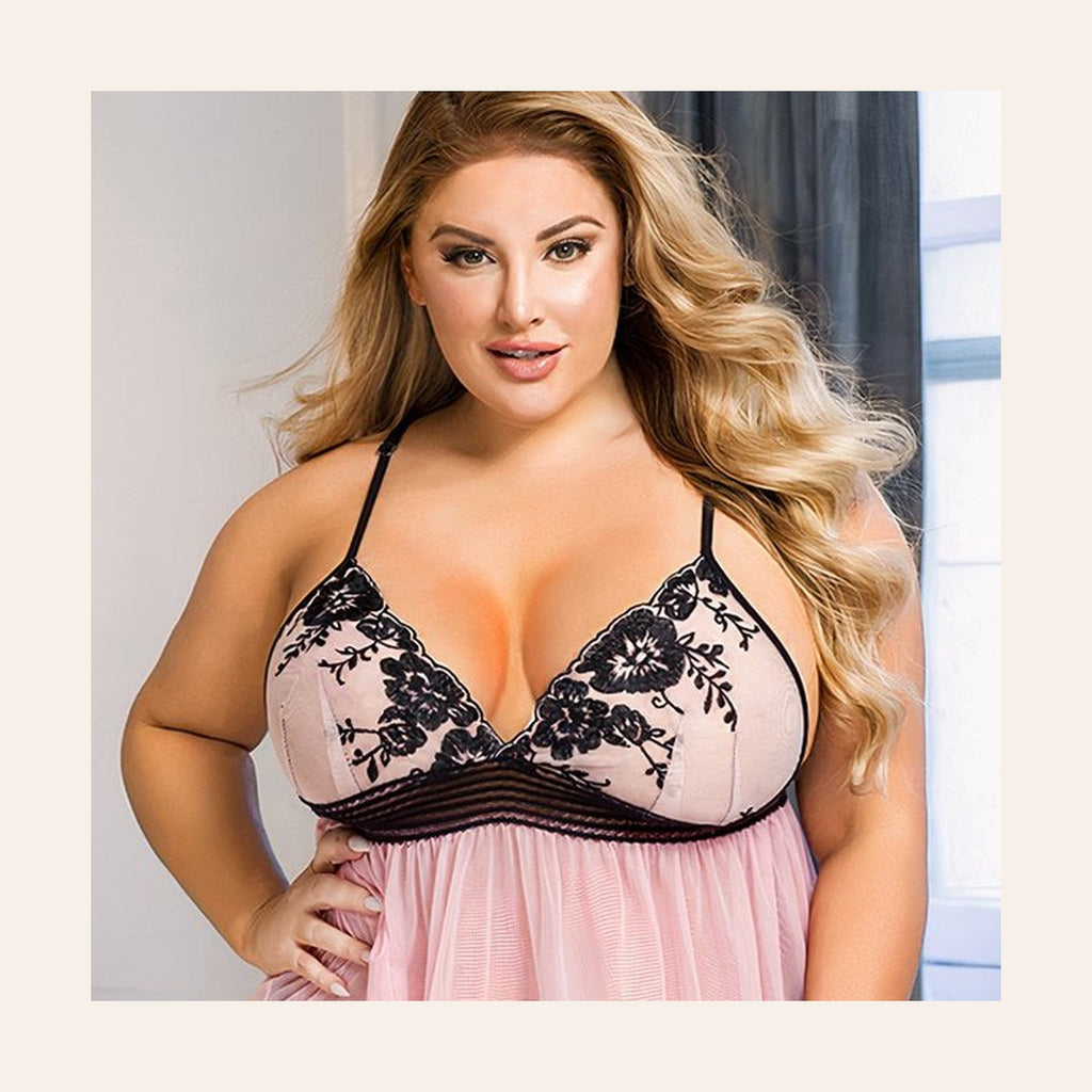 La dentelle qui parle pour vous : broderies florales noires du decollete de la nuisette grande taille