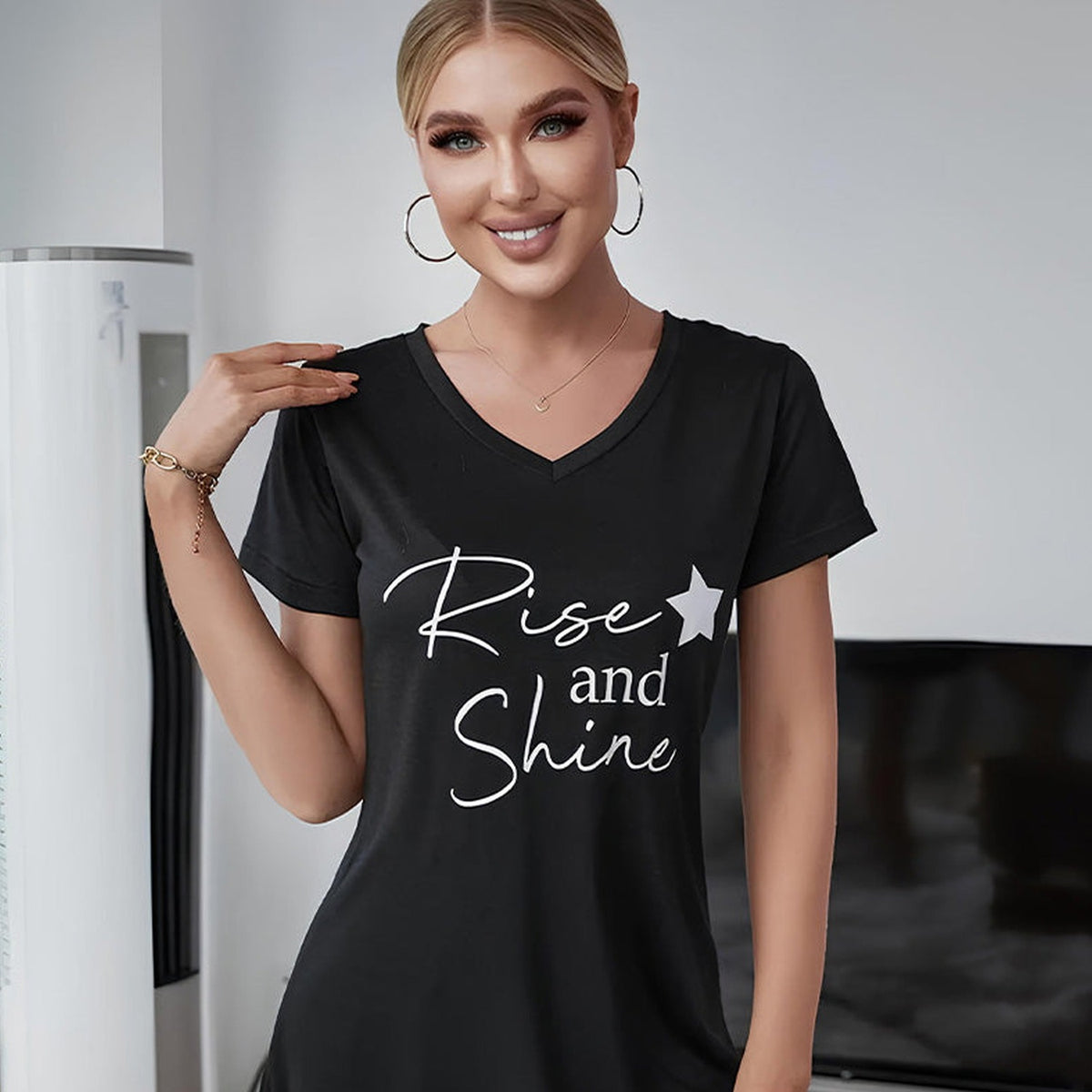 Portrait du modele portant la nuisette noire message Rise and Shine, chignon et bijoux dores