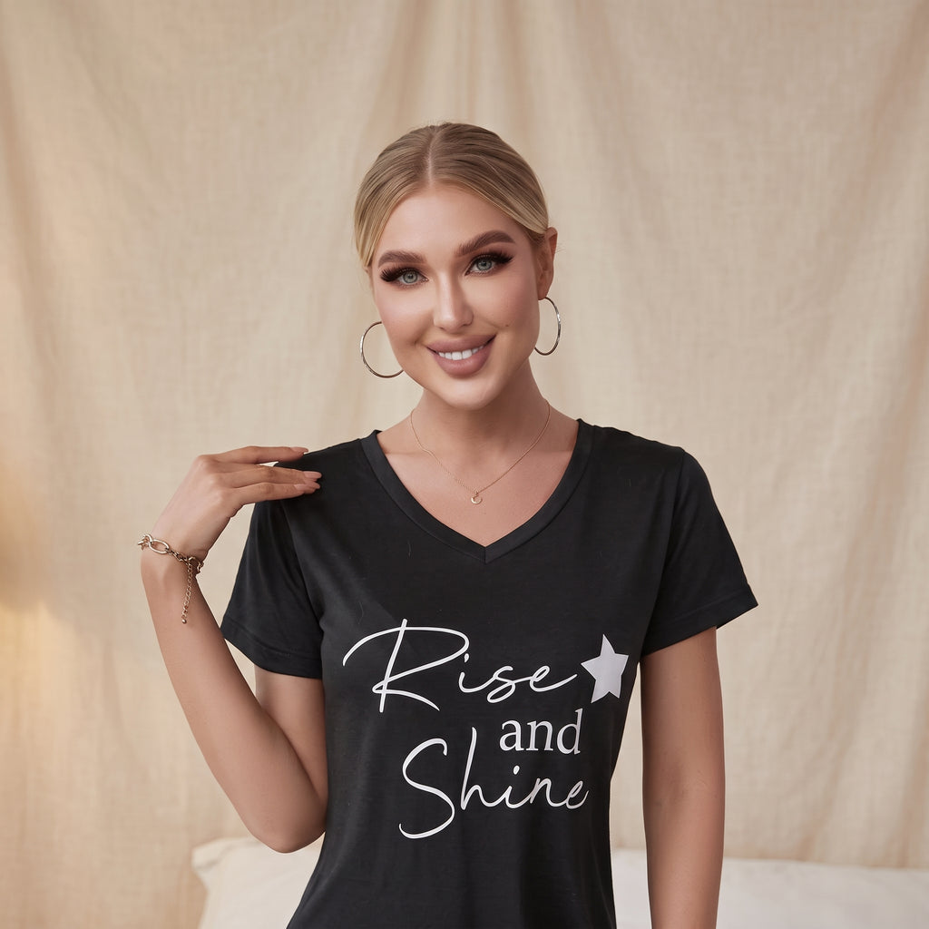 Portrait du modele portant la nuisette noire message Rise and Shine, chignon et bijoux dores