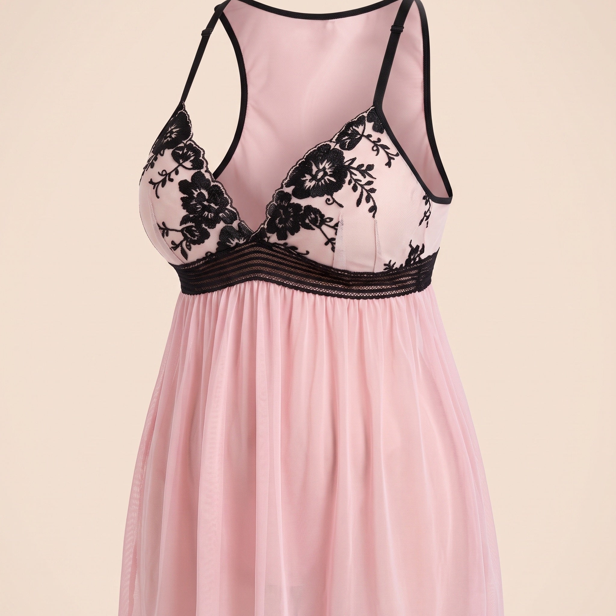 La dentelle qui parle pour vous : broderies florales noires du décolleté de la nuisette grande taille rose et noire Image