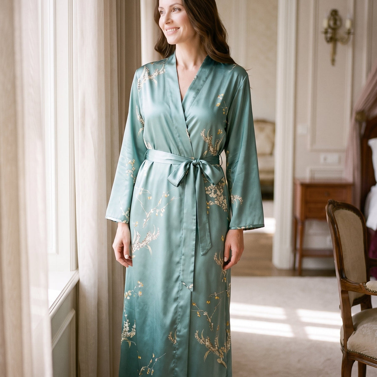 Long peignoir kimono en satin vert céladon porté, ceinture nouée et manches kimono