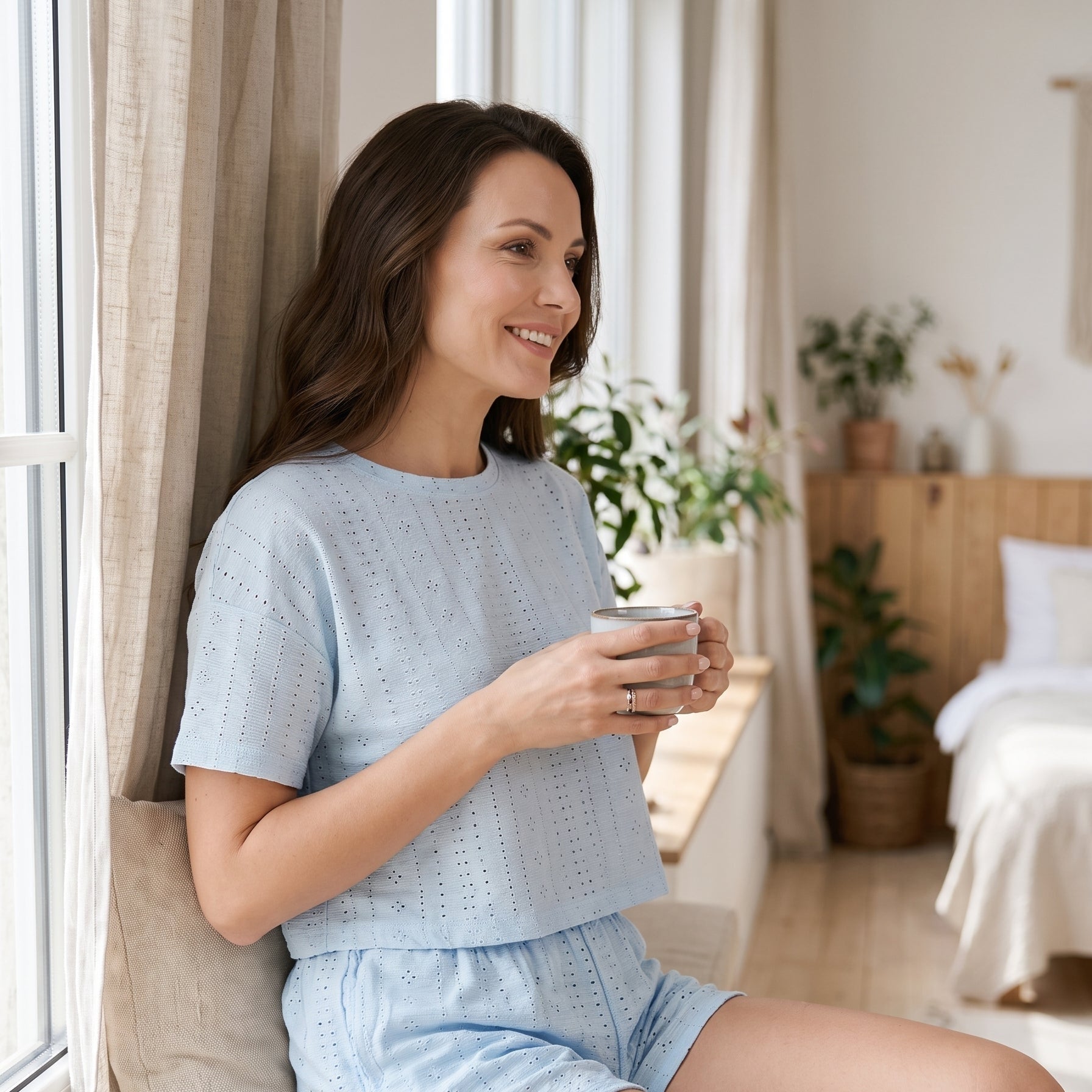 Pyjama d'été en broderie anglaise bleu ciel porté, haut manches courtes et short Image