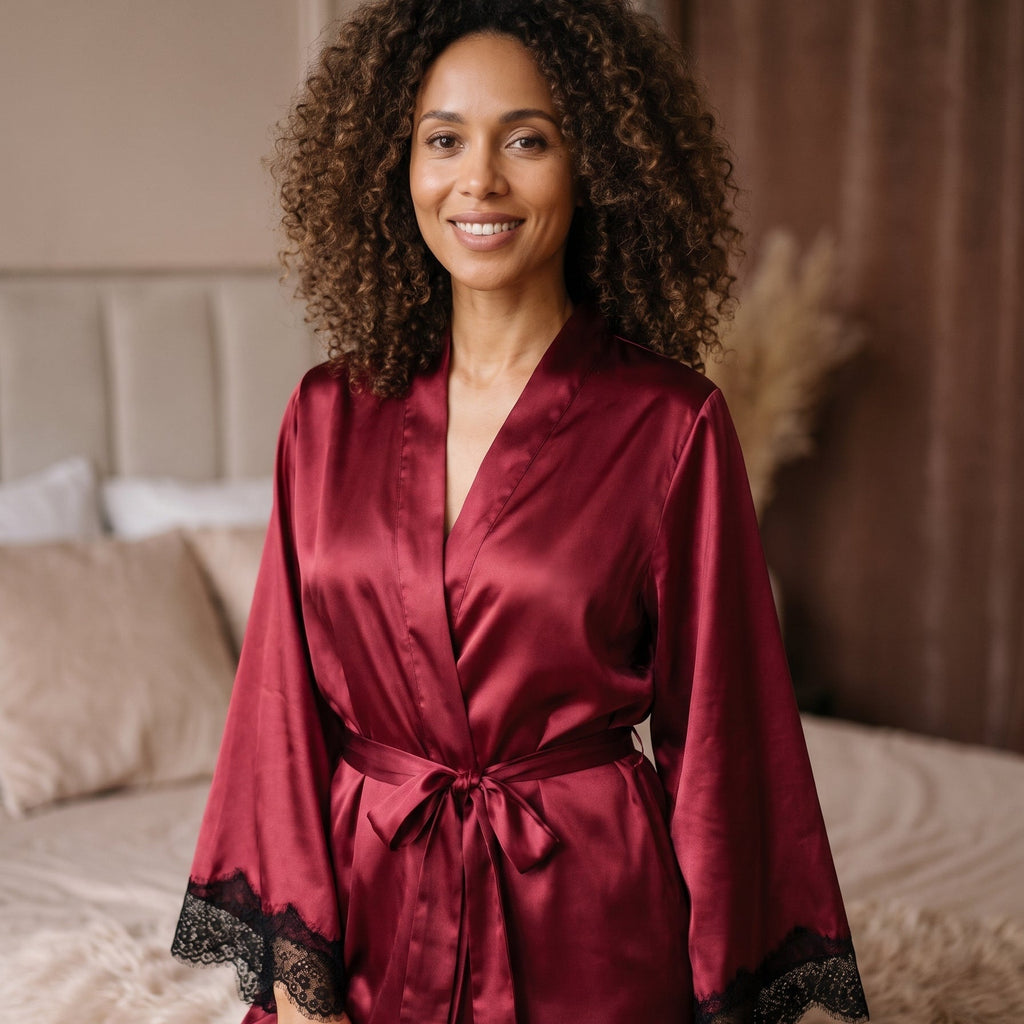 Kimono court satiné bordeaux porté, col châle et large dentelle noire aux manches
