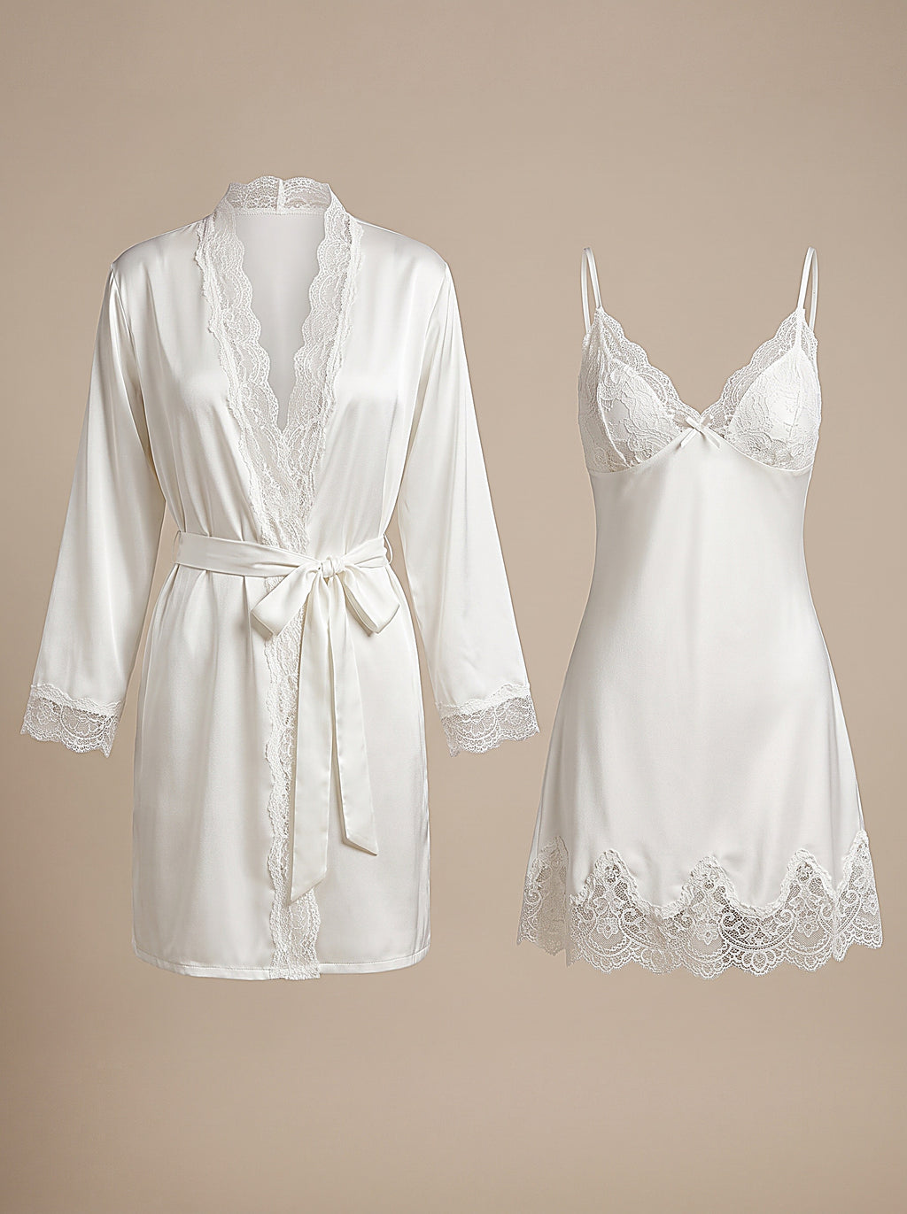 Ensemble kimono et nuisette blanc satiné présenté, les deux pièces