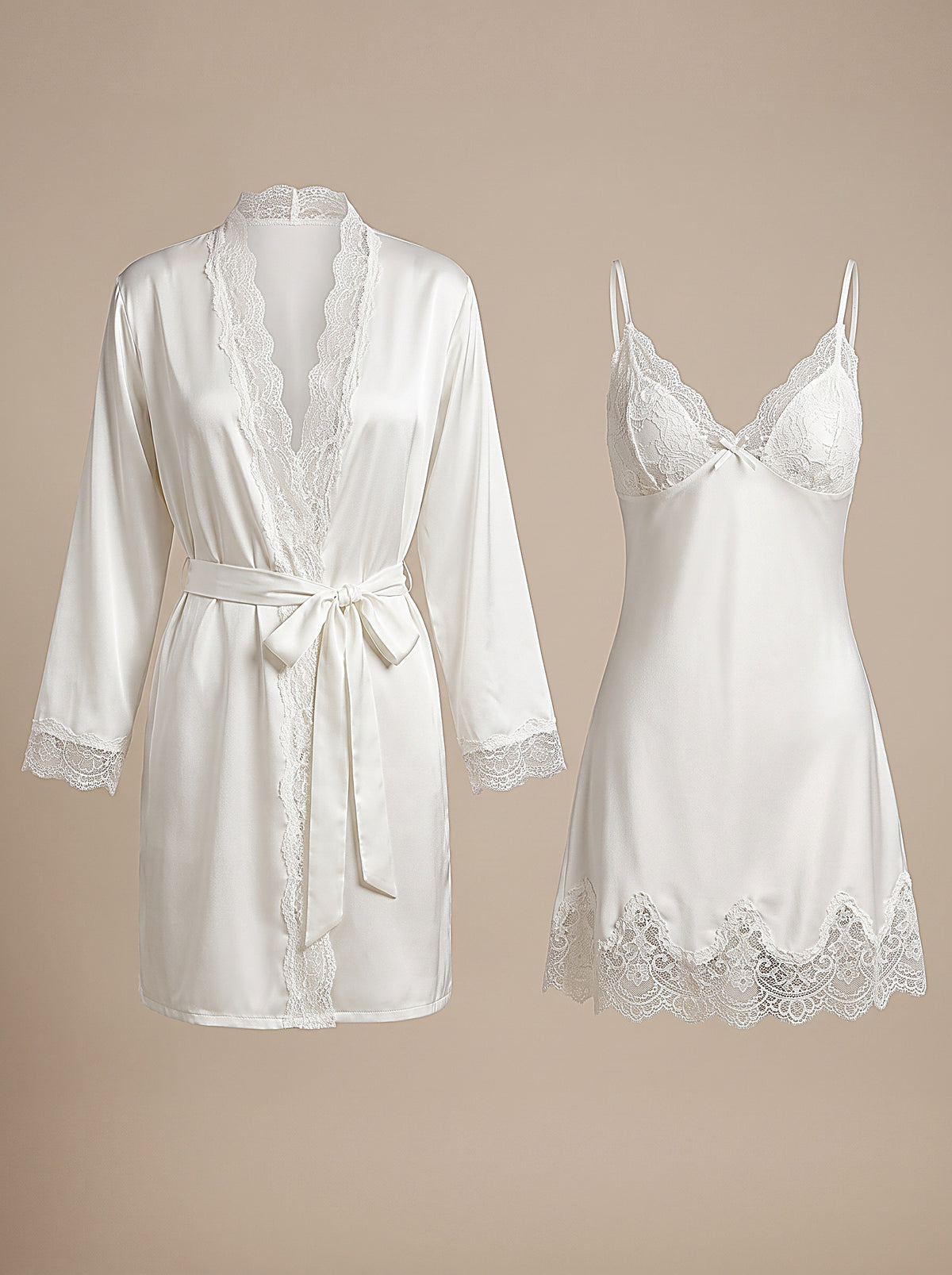 Ensemble kimono et nuisette blanc satiné présenté, les deux pièces