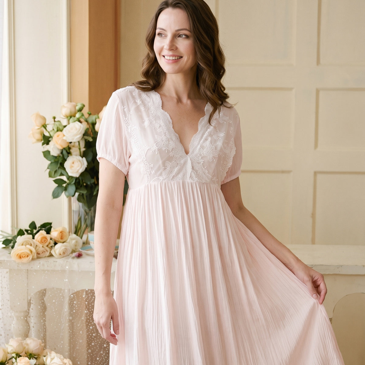 Chemise de nuit longue rose portée, jupe ample en corolle et plastron de dentelle blanche