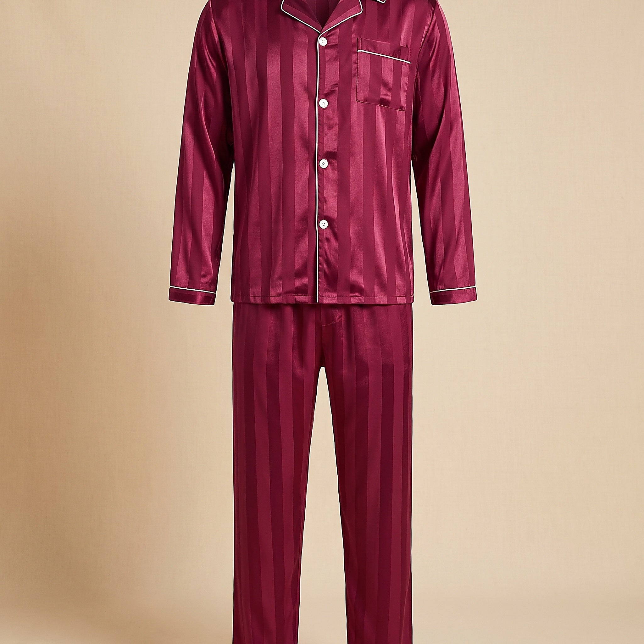 Portrait du modèle en pyjama homme satin bordeaux, le plaisir d'offrir Image