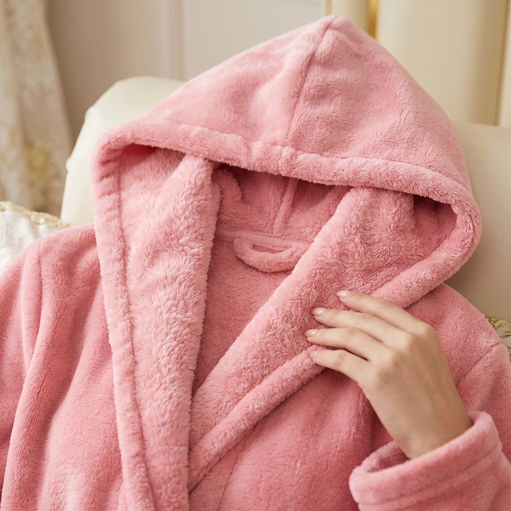 Capuche et col chale de la robe de chambre rose poudre, detail de la matiere polaire