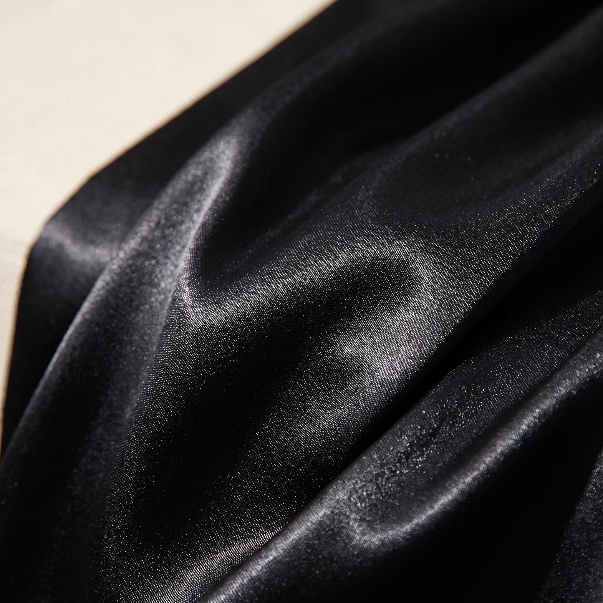 Gros plan macro tissu satine noir, texture et reflets Image