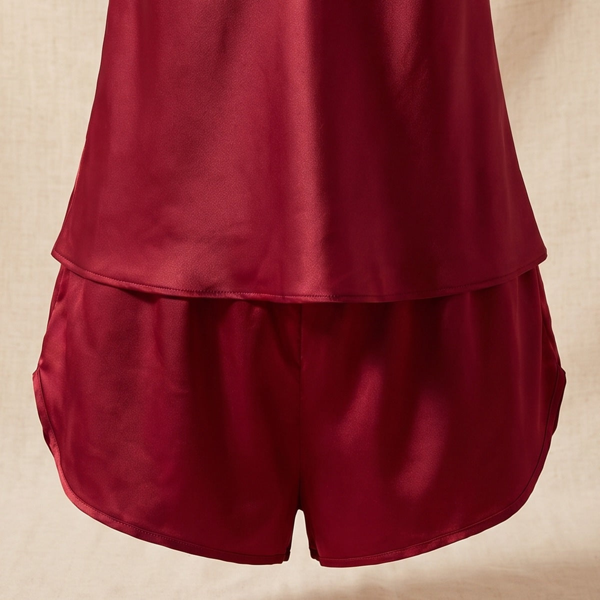 Detail du short evase en satin rouge, texture et coupe Image