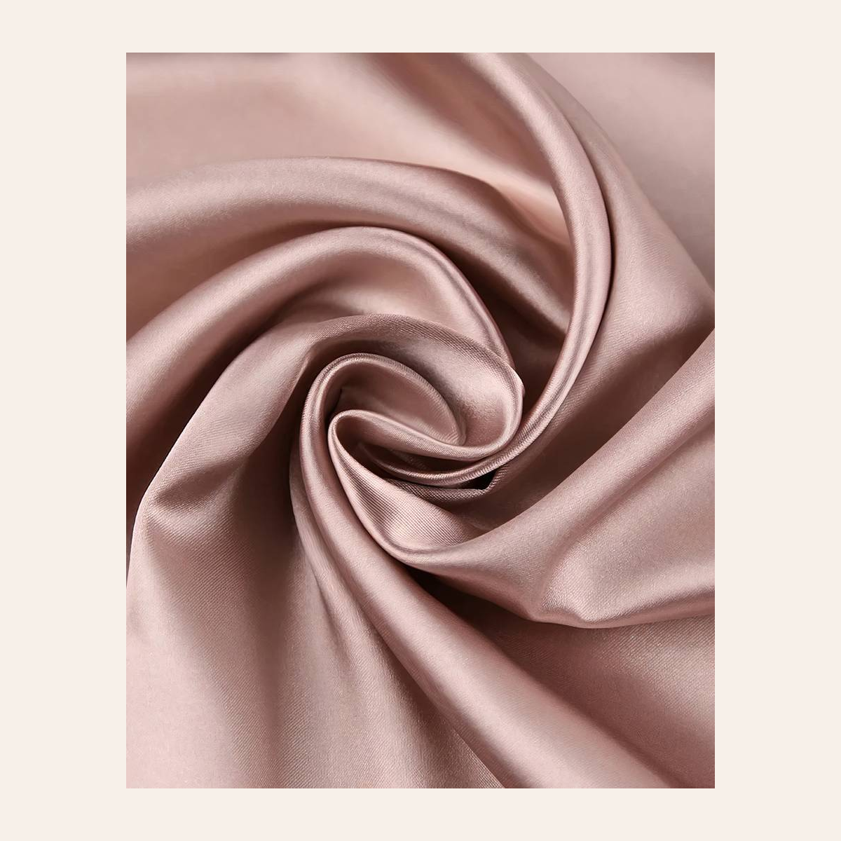 Reflets satinés du peignoir rose poudré dans une lumière douce