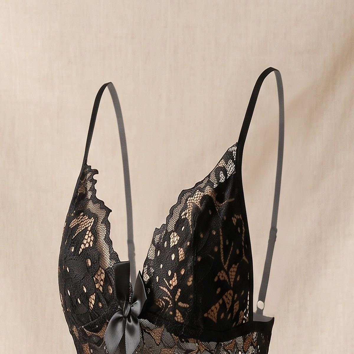 Detail dentelle noire et noeud satin de la nuisette leopard Image