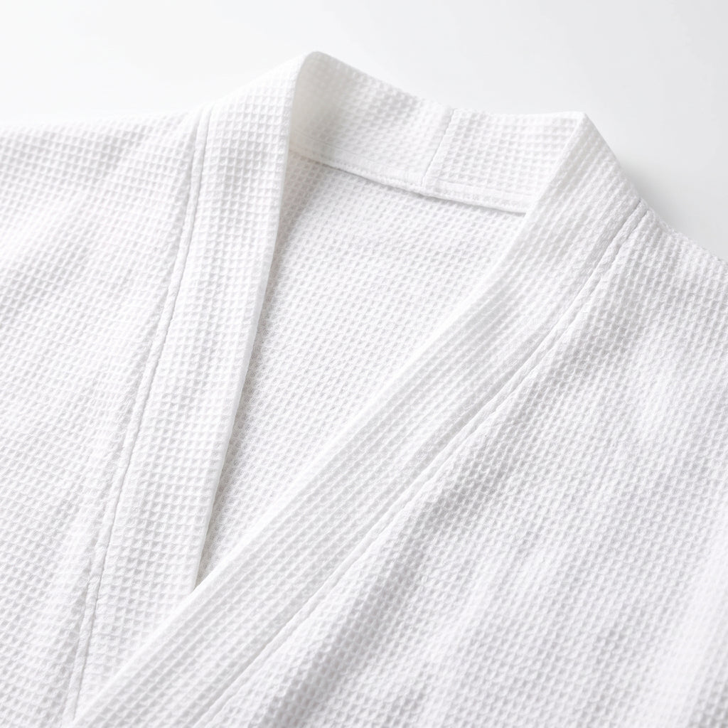 Détail du col châle et de la maille gaufrée nid d'abeille du peignoir kimono