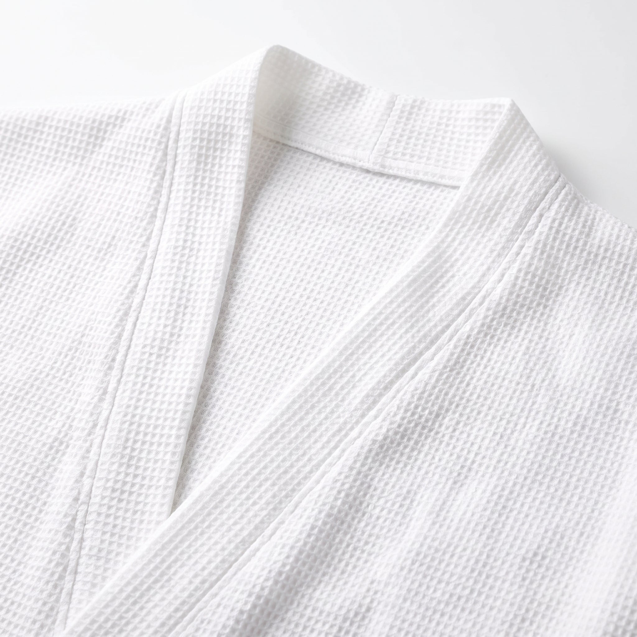 Détail du col châle et de la maille gaufrée nid d'abeille du peignoir kimono Image
