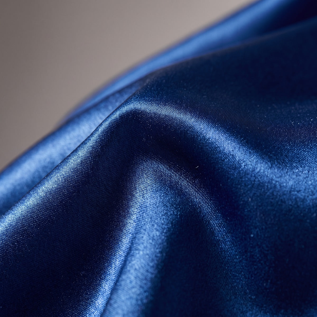 Gros plan macro du satin bleu profond, texture et reflets de la nuisette Image