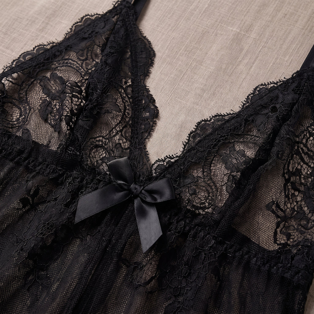 Détail des bonnets triangle en dentelle noire et du noeud satin