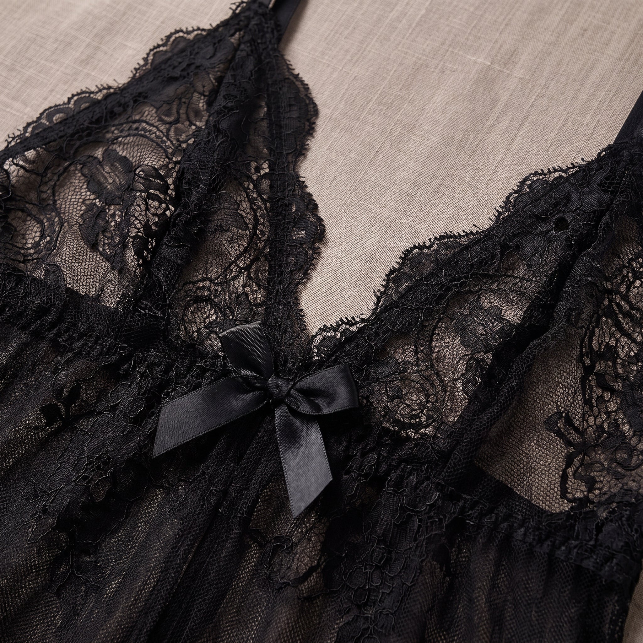 Détail des bonnets triangle en dentelle noire et du noeud satin Image
