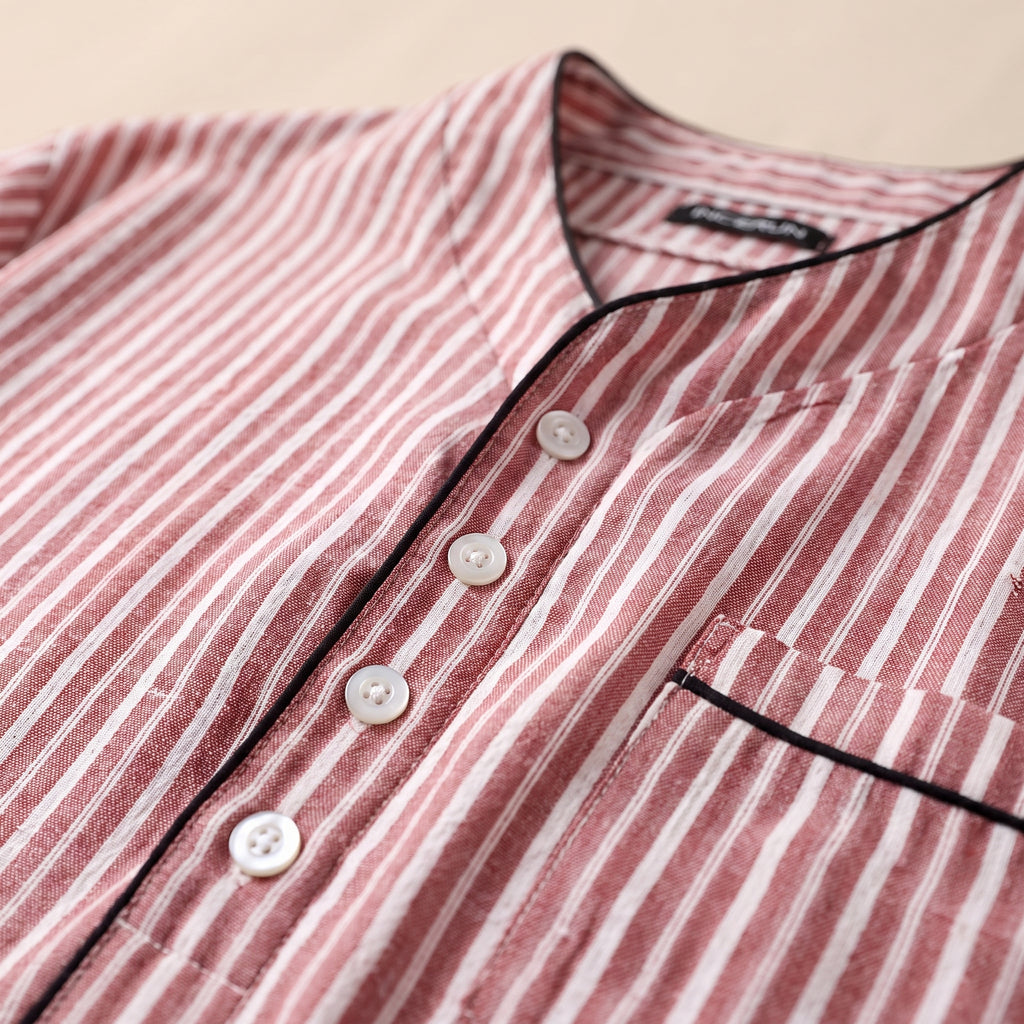 Détail du col mao, de la patte boutonnée et de la poche à passepoil
