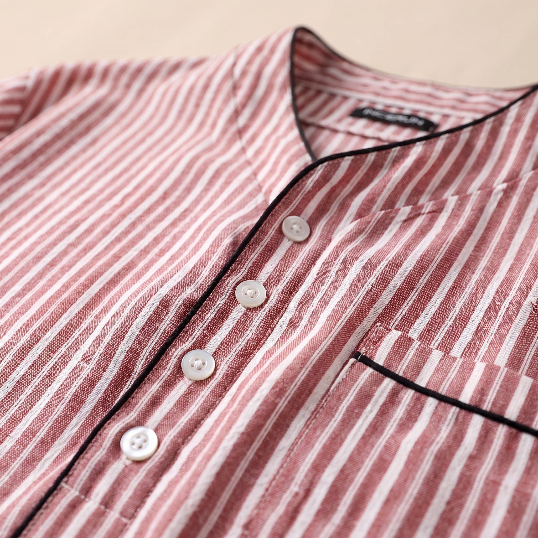 Détail du col mao, de la patte boutonnée et de la poche à passepoil Image