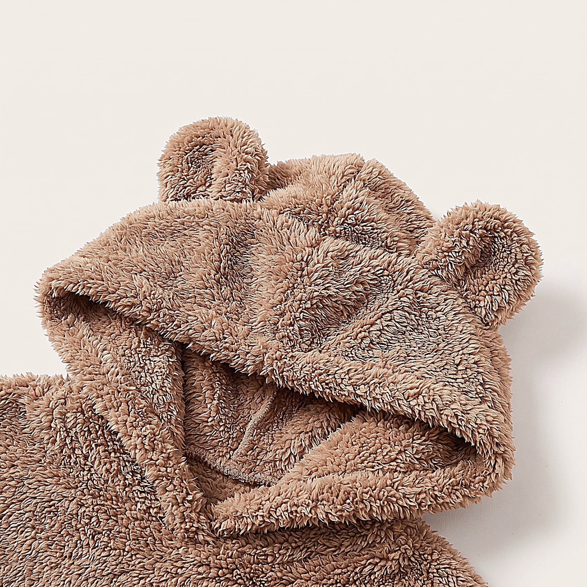 Détail de la capuche à oreilles d'ours en peluche teddy camel Image