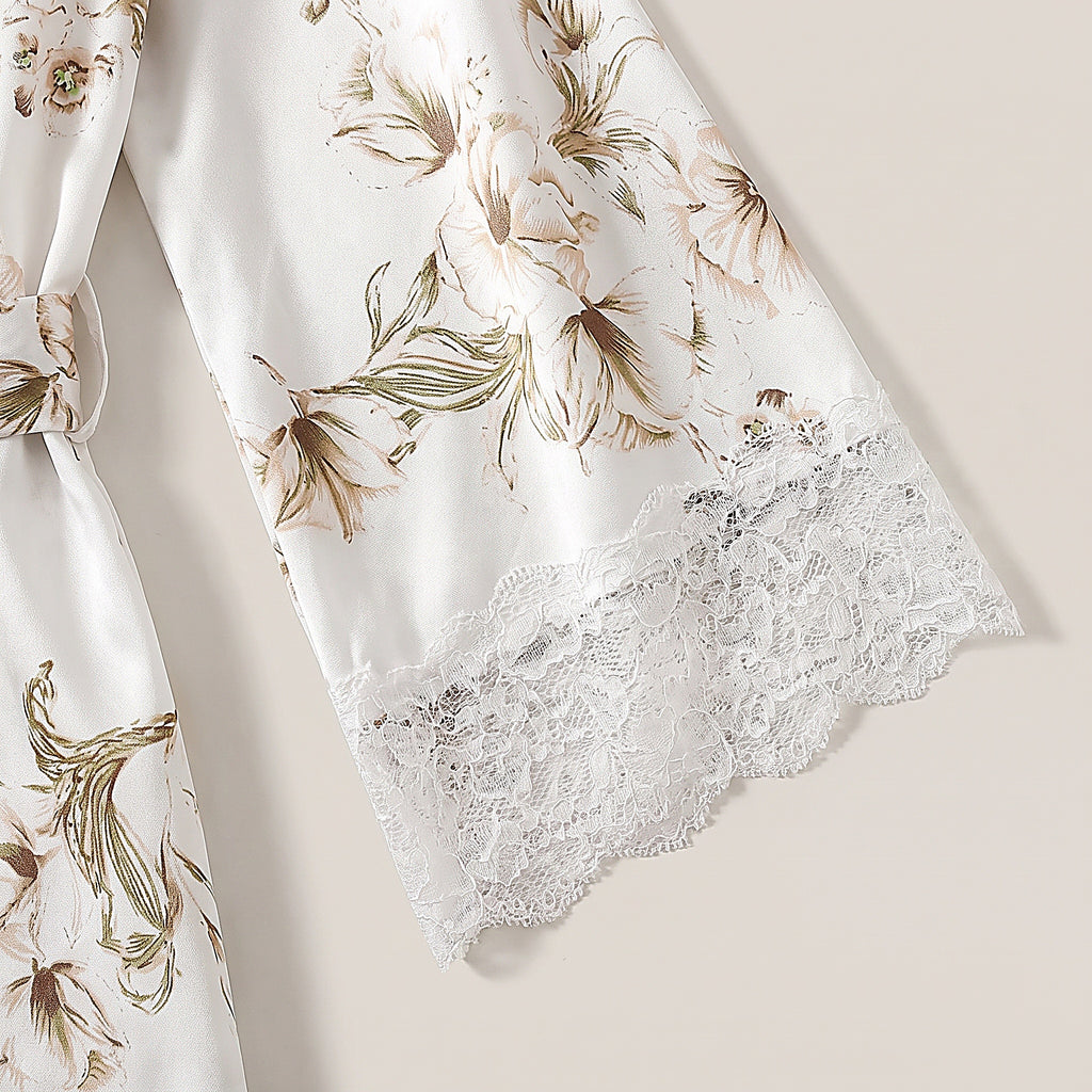 Détail de l'imprimé floral et de la manche cloche bordée de dentelle du kimono