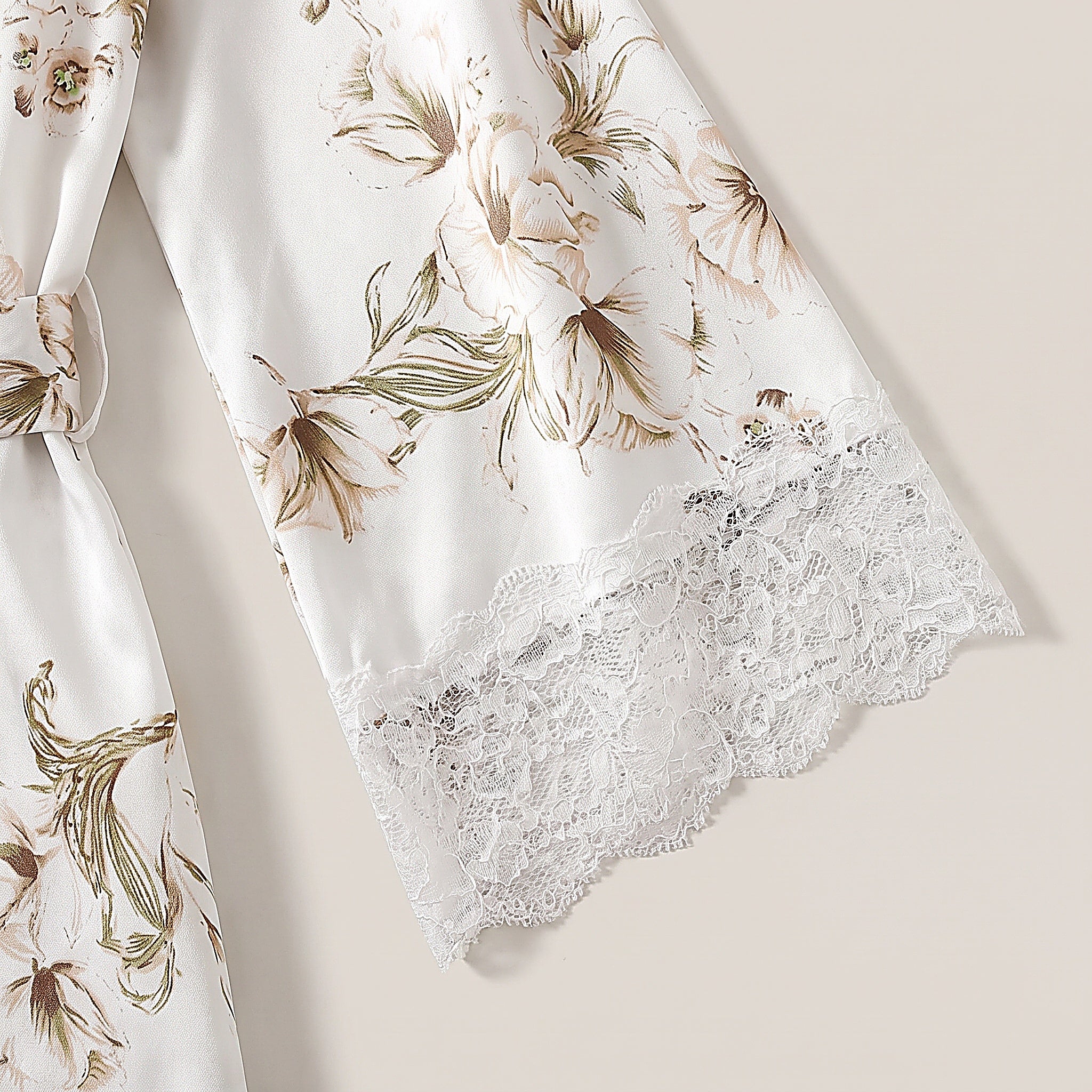 Détail de l'imprimé floral et de la manche cloche bordée de dentelle du kimono Image