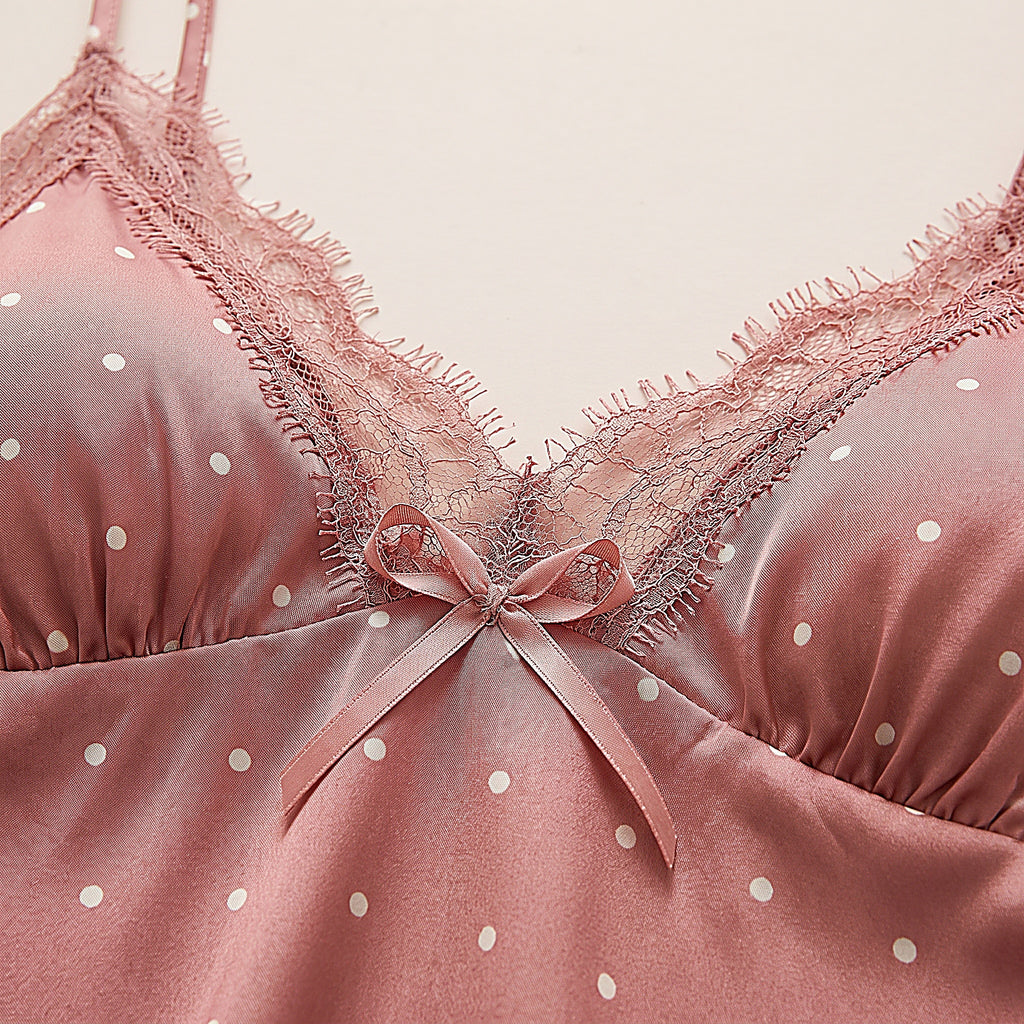 Détail du décolleté en V en dentelle à cils et du petit noeud satin
