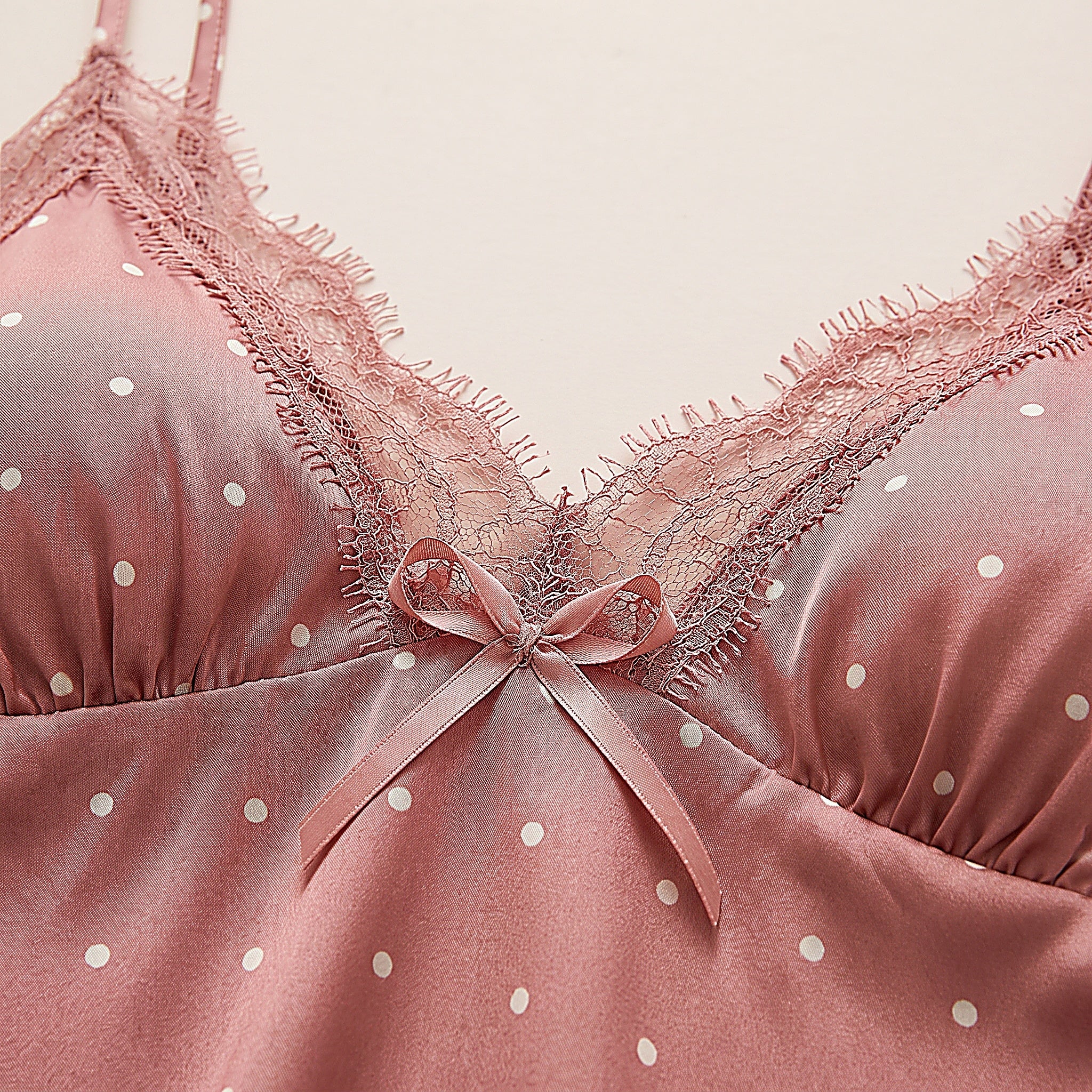 Détail du décolleté en V en dentelle à cils et du petit noeud satin Image