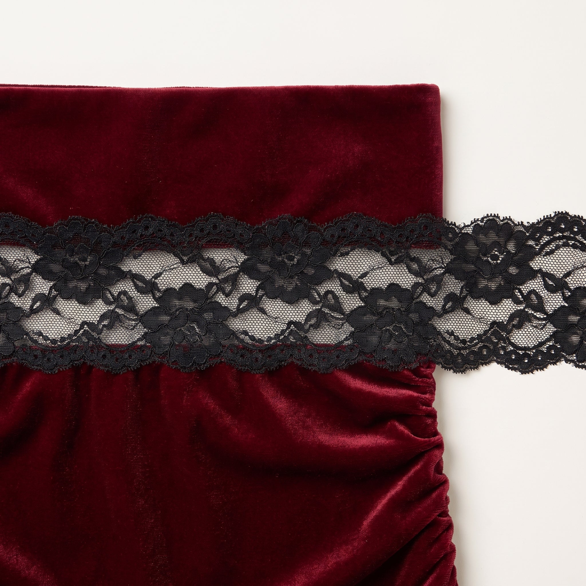 Empiècement de dentelle noire florale à la taille de la nuisette Image