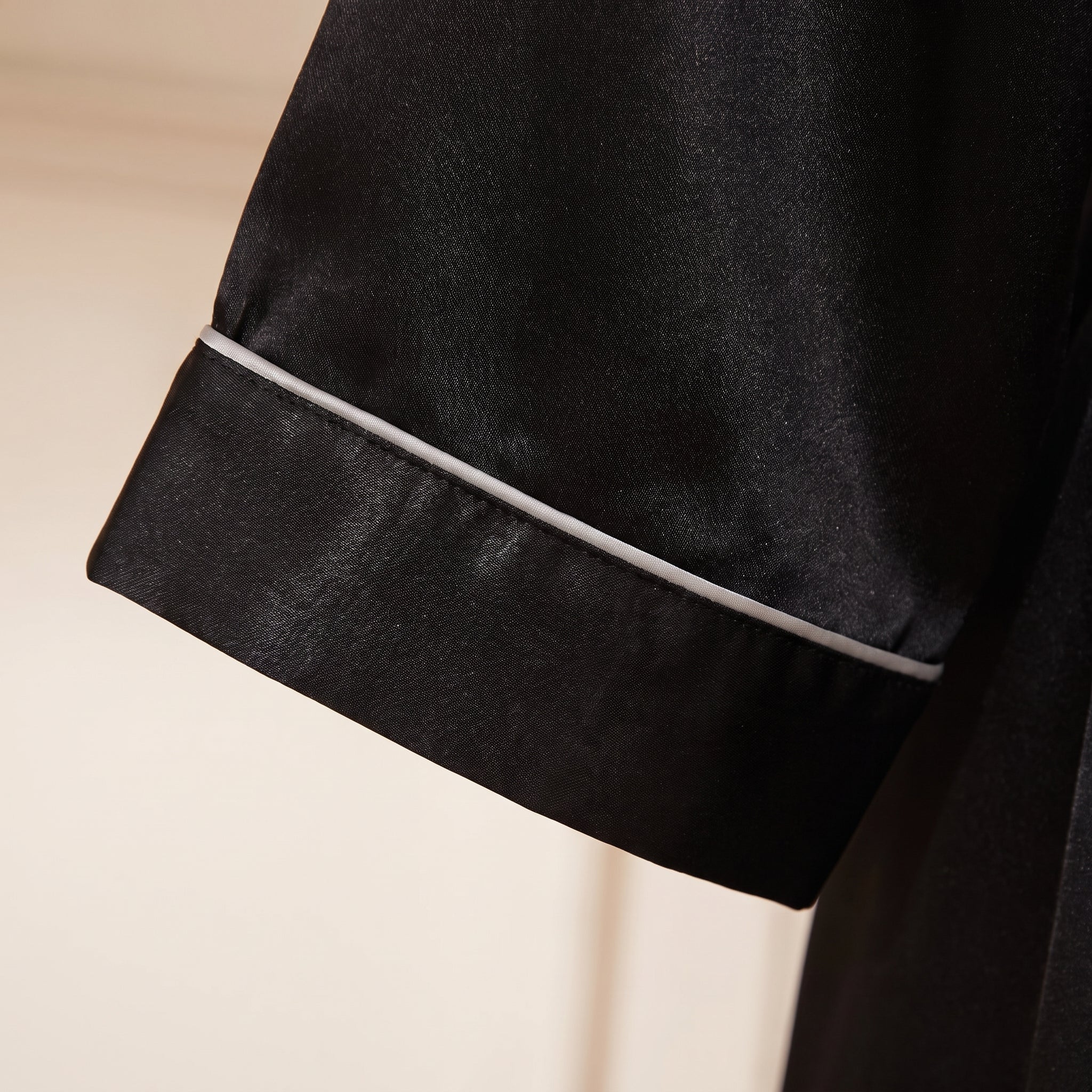 Détail du satin noir et du liseré clair au poignet Image