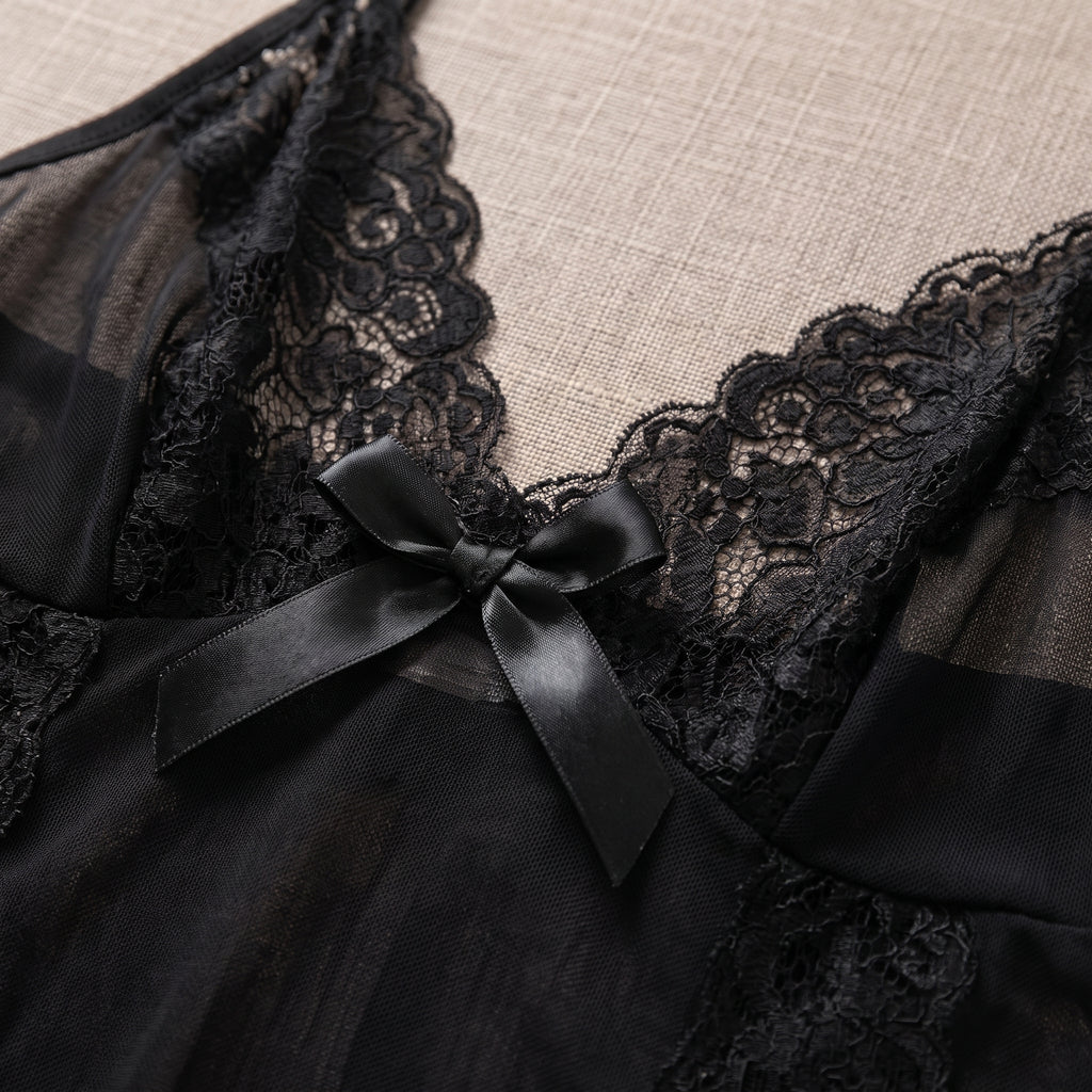 Détail des bonnets à décolleté en V en dentelle et du noeud satin