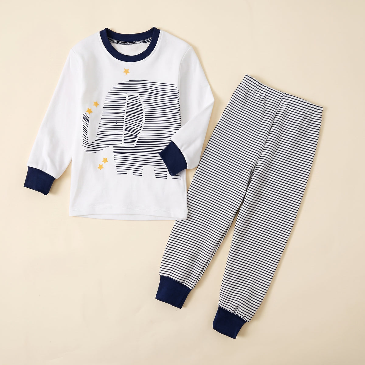 L'ensemble pyjama garçon en coton doux, haut et pantalon présentés à plat