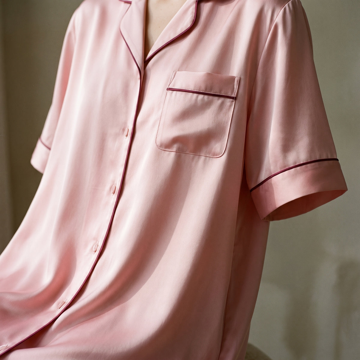 Coupe fluide de la chemise de nuit rose poudrée