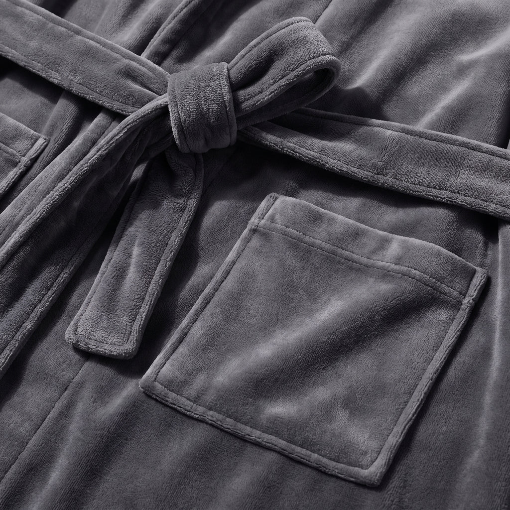 Détail de la ceinture nouée et de la poche plaquée du peignoir en maille polaire grise