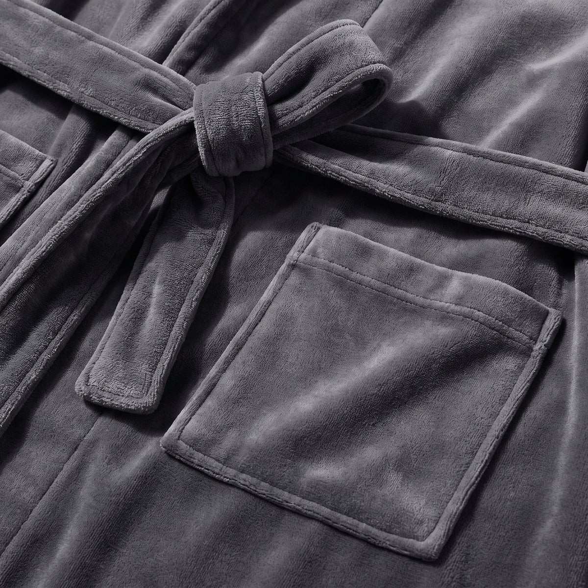 Détail de la ceinture nouée et de la poche plaquée du peignoir en maille polaire grise