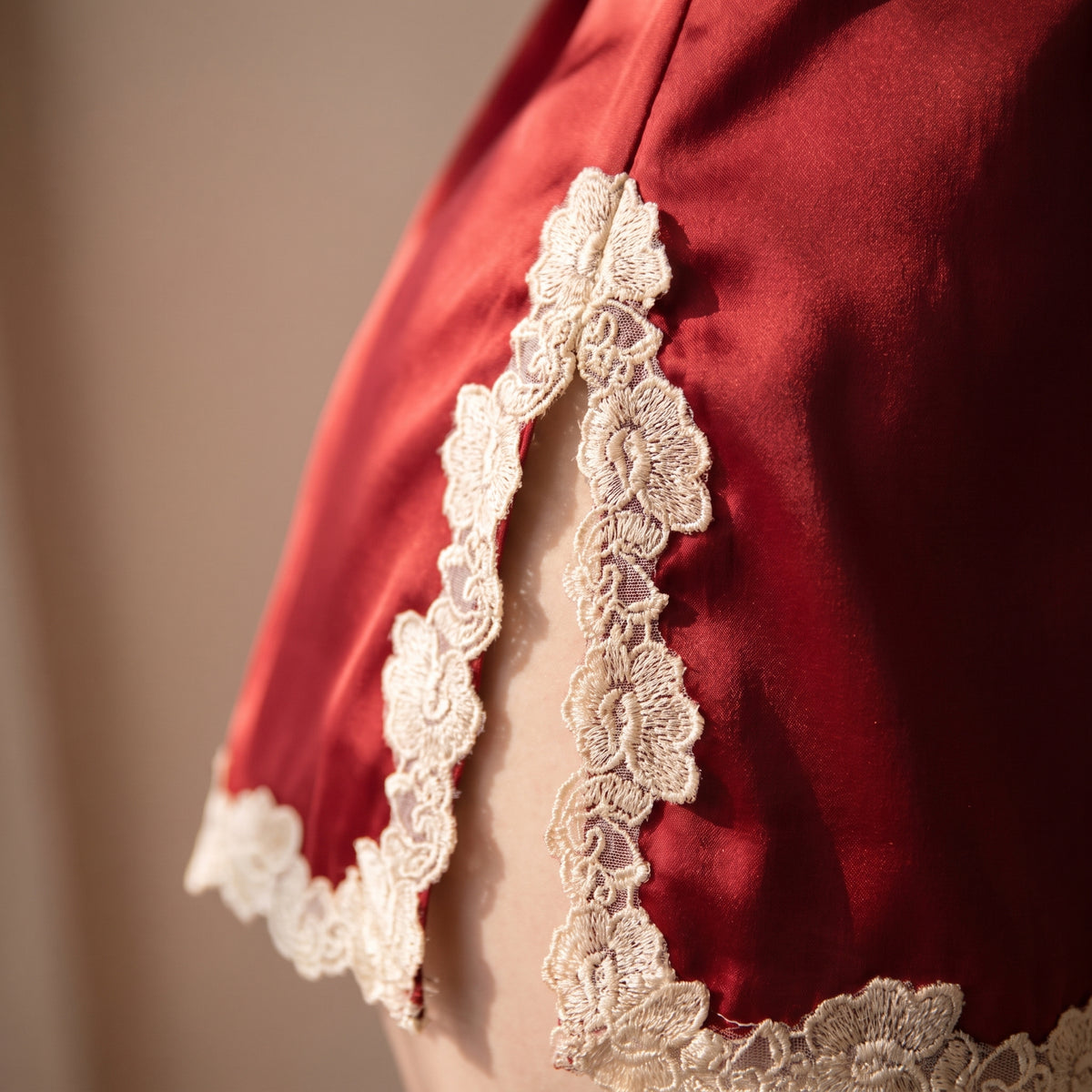 Fente latérale soulignée de dentelle de la nuisette en satin rouge bordeaux