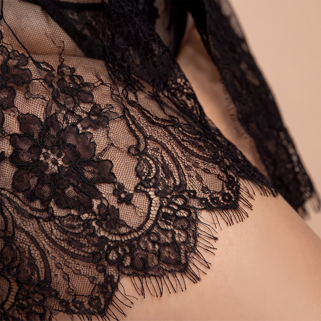 Detail de la dentelle florale et de la finition eyelash lace
