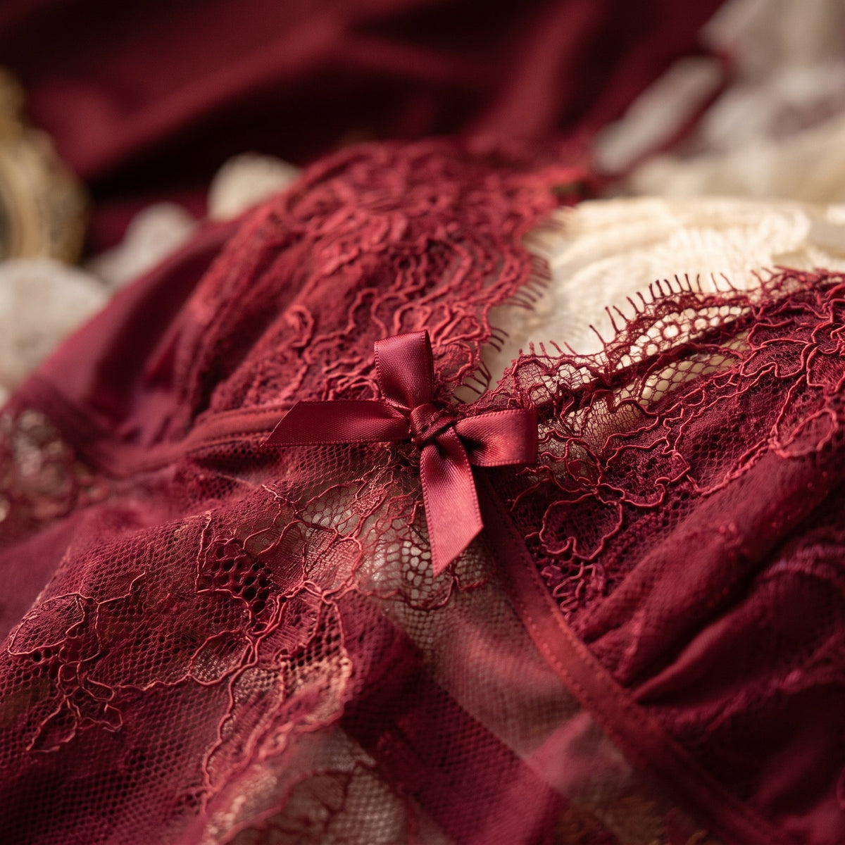 Detail produit nuisette-string-sexy-en-dentelle-fendue