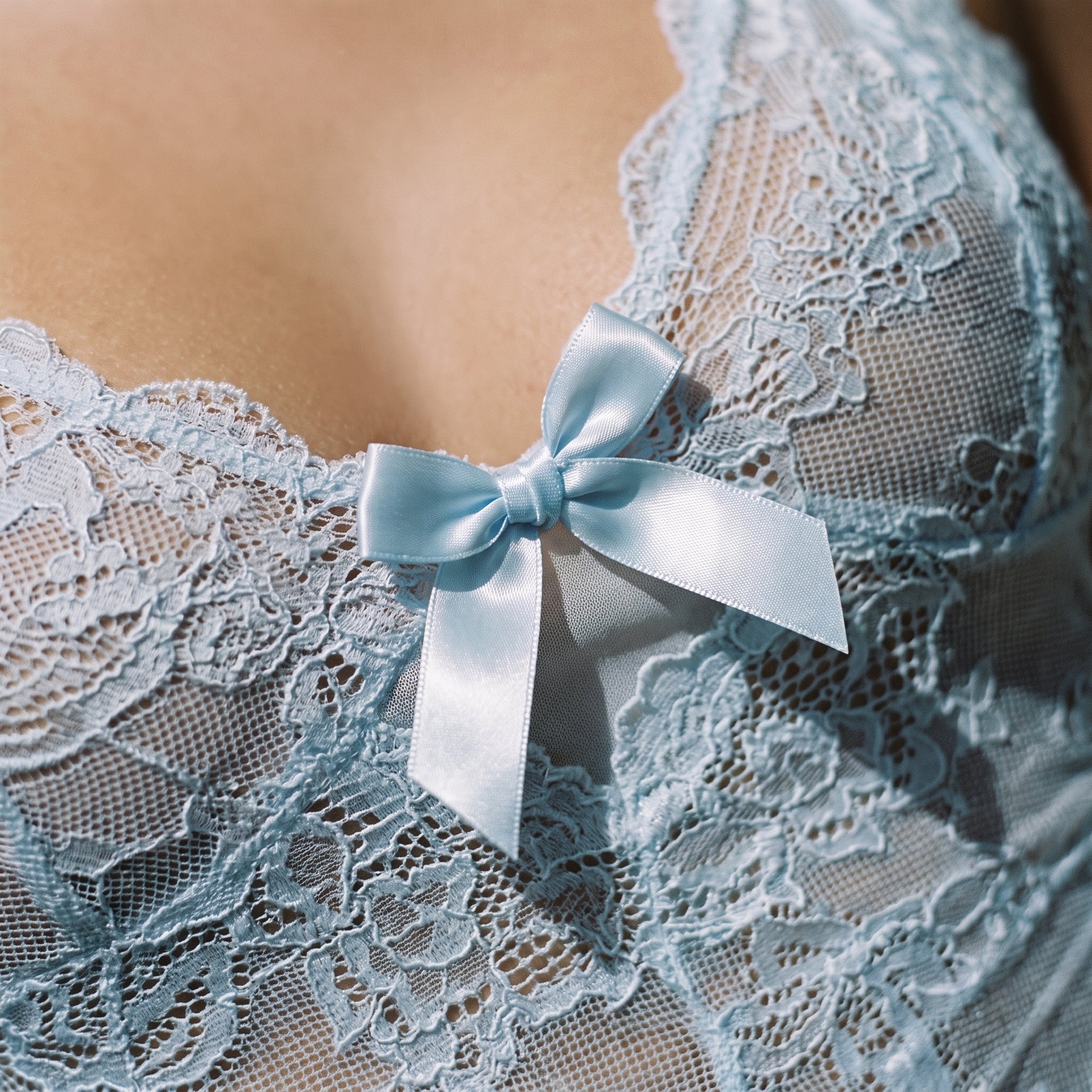 Gros plan sur la dentelle fine et le nœud satiné de la nuisette bleue Image
