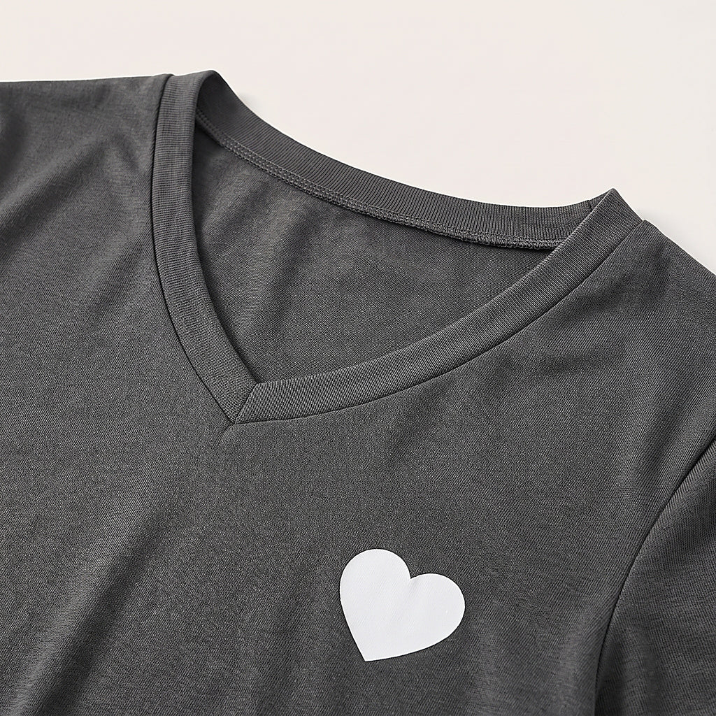 Détail du col en V et du petit coeur blanc imprimé sur le jersey gris