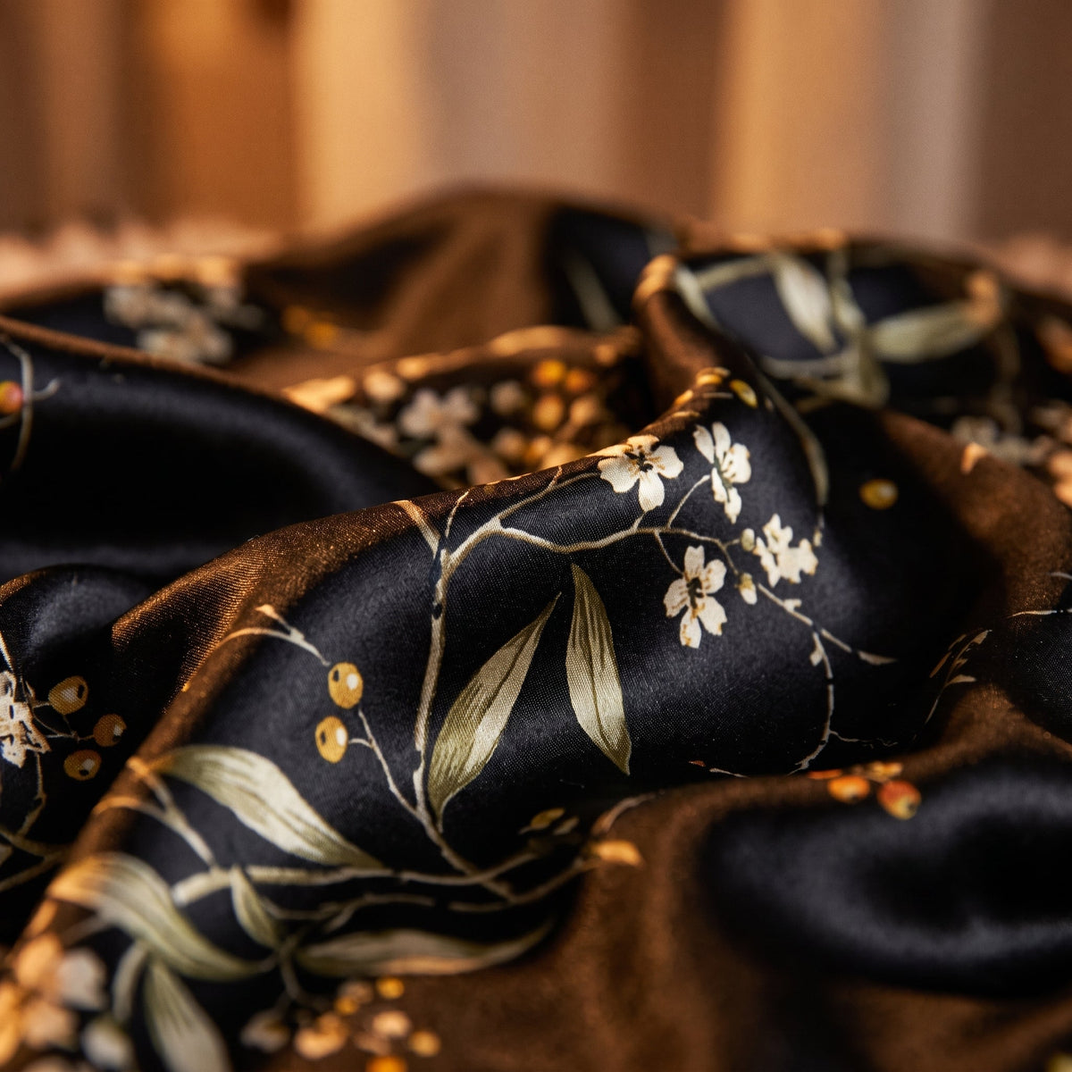 Detail produit ensemble-nuisette-et-kimono-en-satin-noir-avec-imprime-fleuri