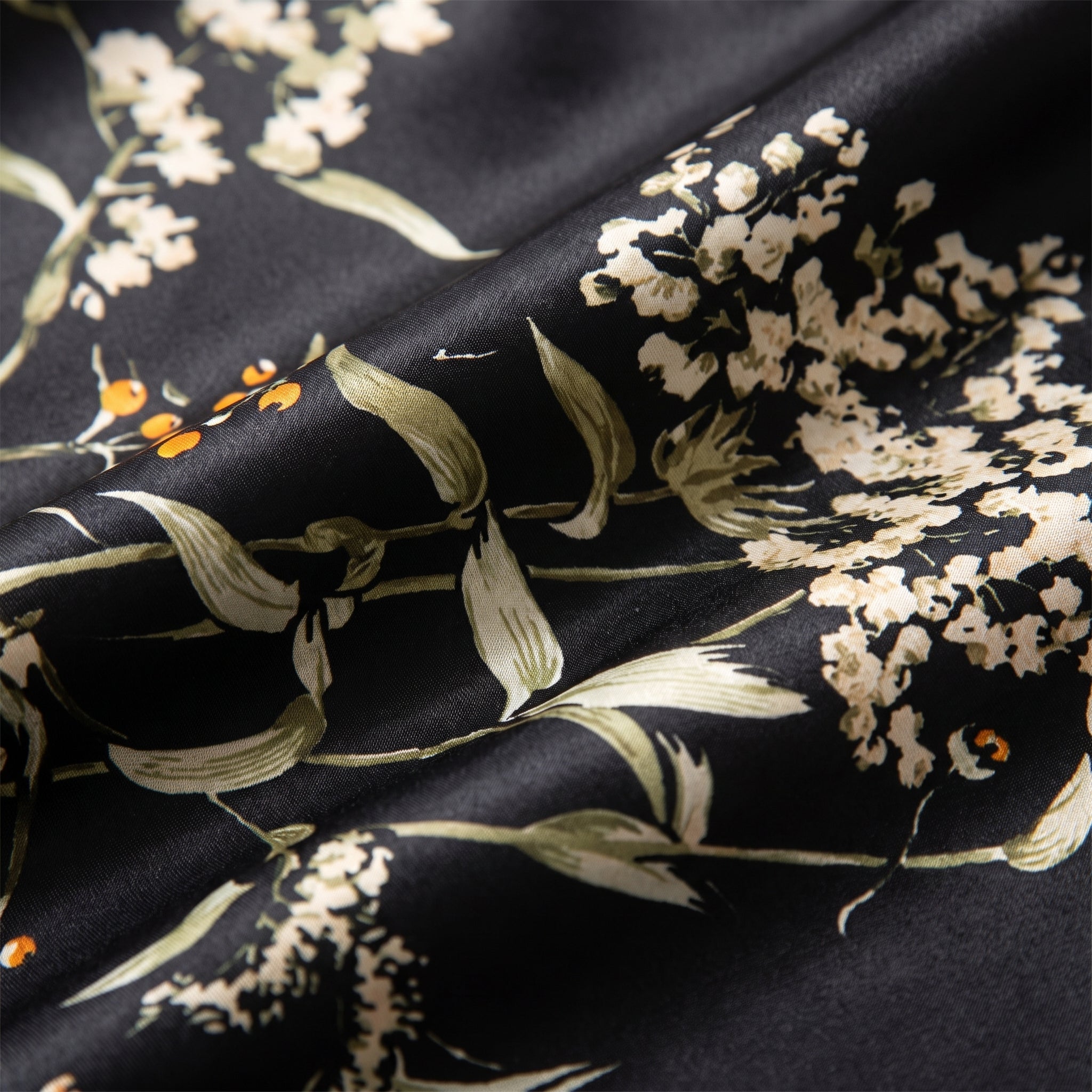 Détail de l'imprimé fleurs de cerisier sur satin noir Image