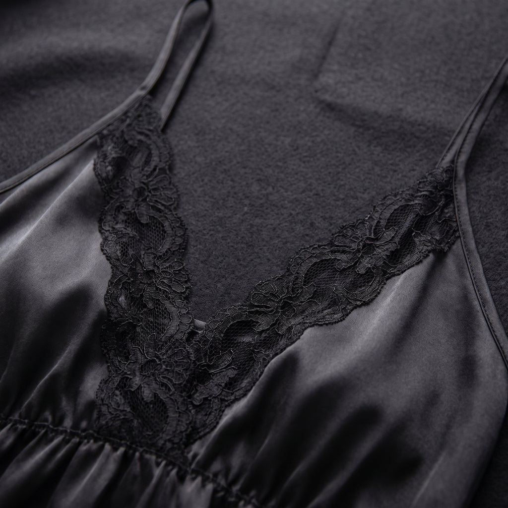 Détail du décolleté en V bordé de dentelle florale noire de la nuisette satin